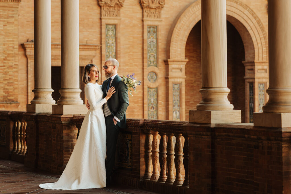 Patri y Álex bajo los arcos de la Plaza de España