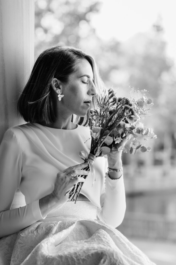 Primer plano de la novia con su ramo, en blanco y negro