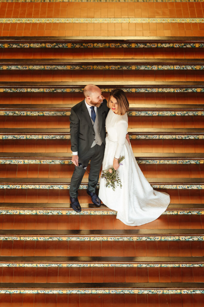 Pareja de novios en una escalera de azulejos